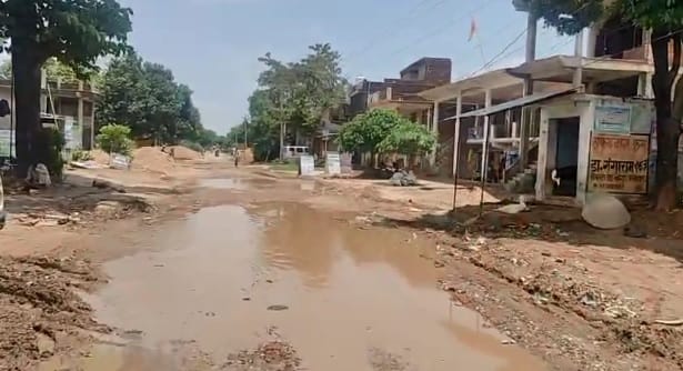 Fatehpur Road turned into potholes vehicles moving with jerks fear of accident questions on PWD