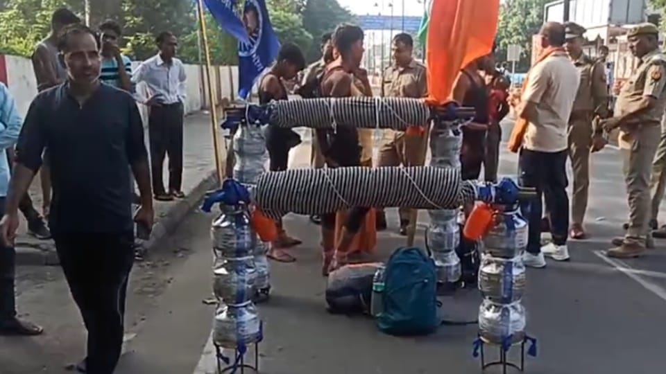 Moradabad: Kanwar of devotees of Rampur-Milk was broken, jam was put near the railway station