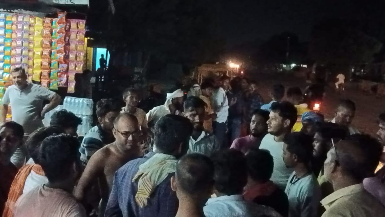 youth caught with weapon after threatening shopkeepers in Mirzapur