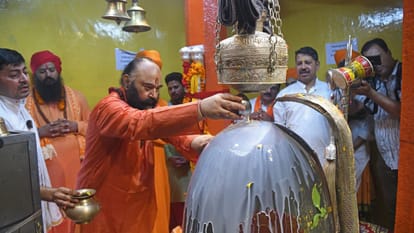 Amarnath Yatra 2025: The holy Chhari Mubarak was worshipped at the Shankaracharya temple, the yatra will reach