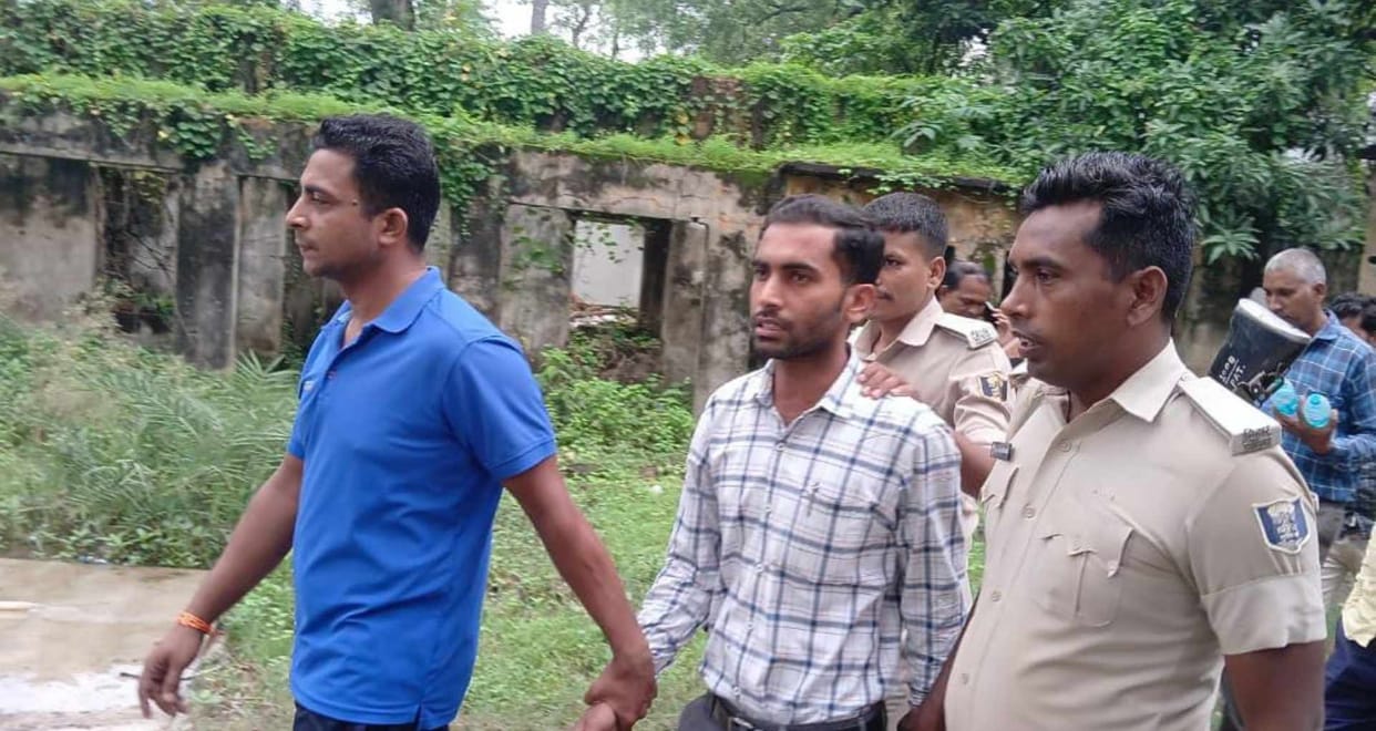 Revenue employee arrested red handed while taking bribe of ₹ 50,000, major action by Vigilance Department Patn