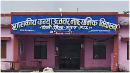 There is panic in this school: Snakes are constantly coming out of the school rooms