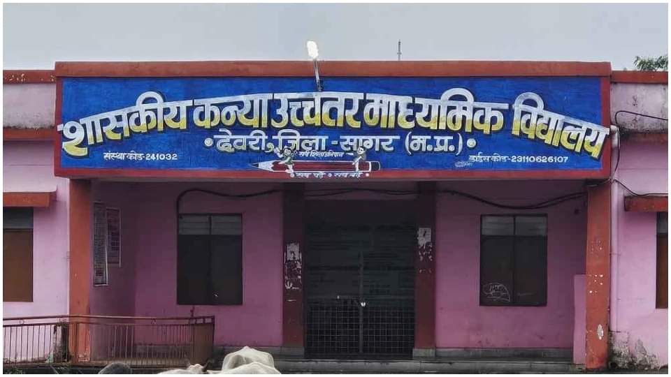 स्कूल में लगातार निकल रहे सांप।