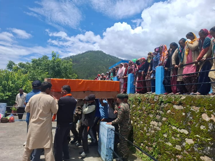 Karnaprayag: सैन्य सम्मान के साथ दी सैनिक वीरेंद्र को अंतिम विदाई, पैर फिसलकर खाई में गिरने से हो गई थी मौत