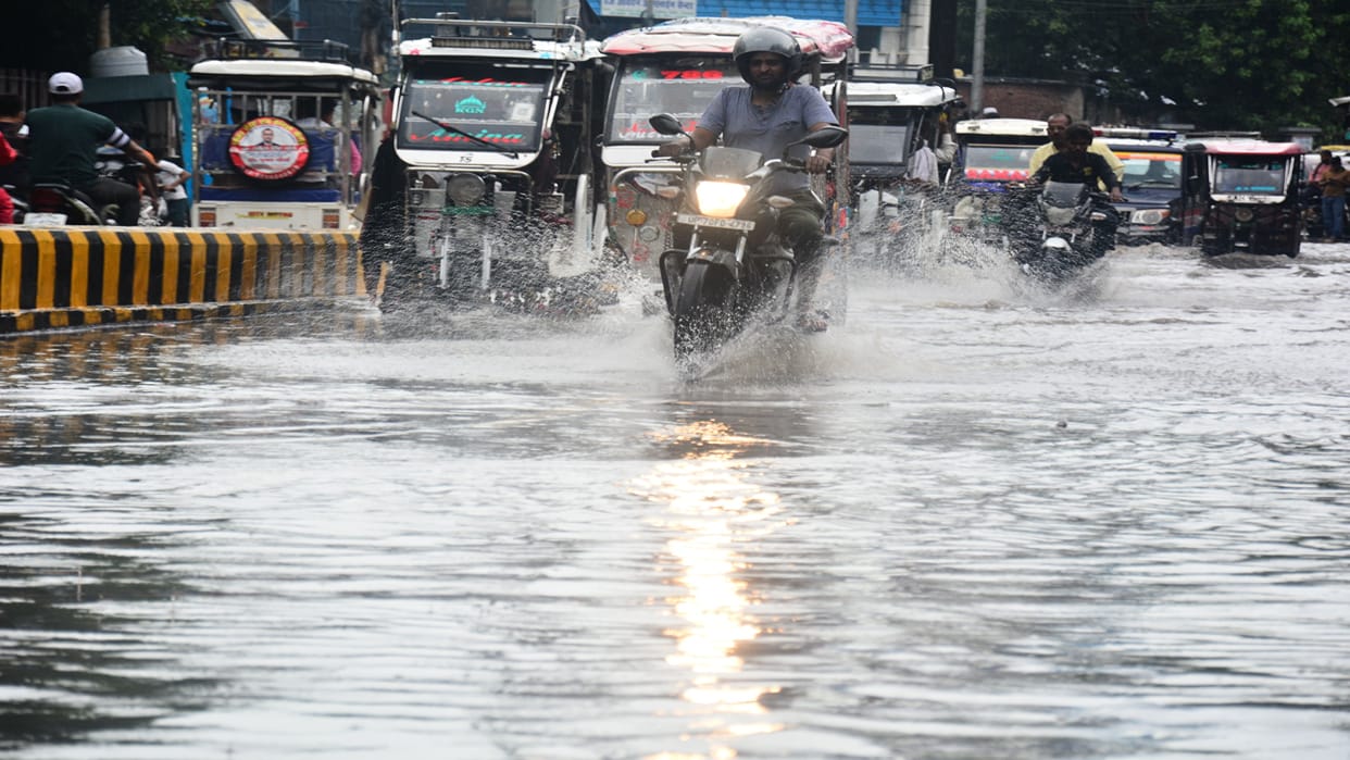 Prayagraj News: Due to heavy rains, the roads and streets of the city got submerged,
