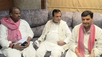 शिवपाल सिंह यादव के साथ सपा नेता।