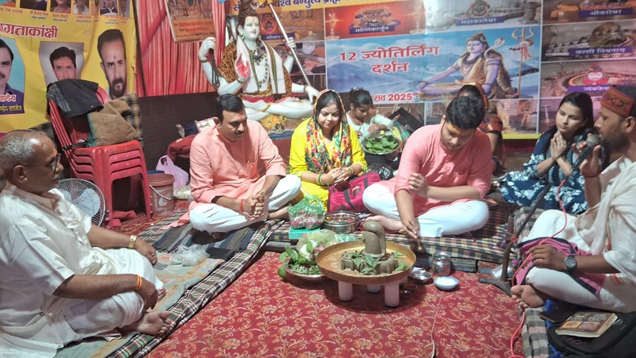 Construction Anant Parthiv Shivling continues at Triveni Dam, Abhishek and immersion with Vedic mantras