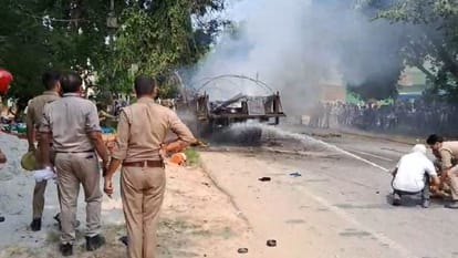Kanwariya died in accident angry Kanwariyas set tractor-trolley on fire in Budaun