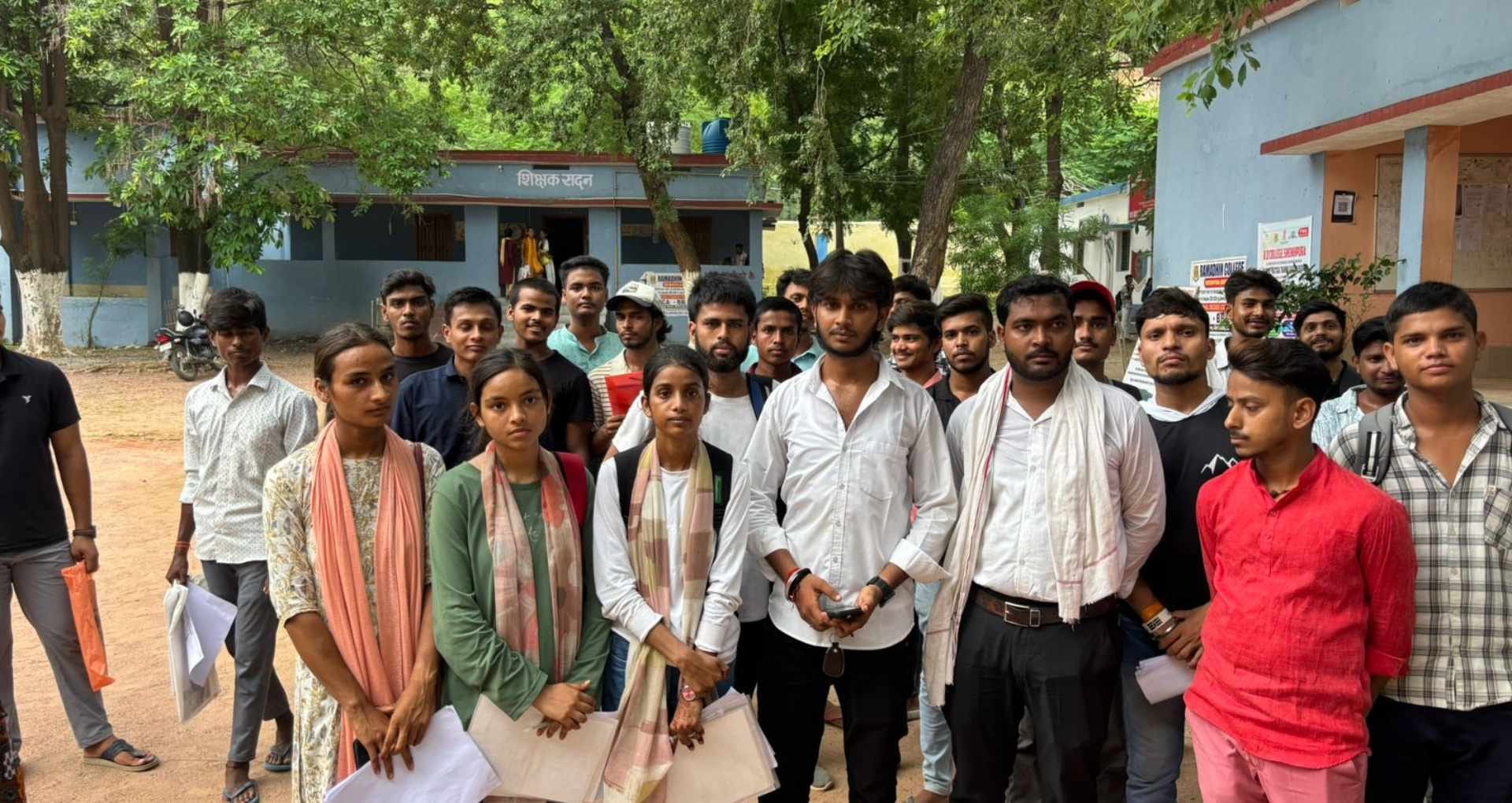 विरोध करते छात्र