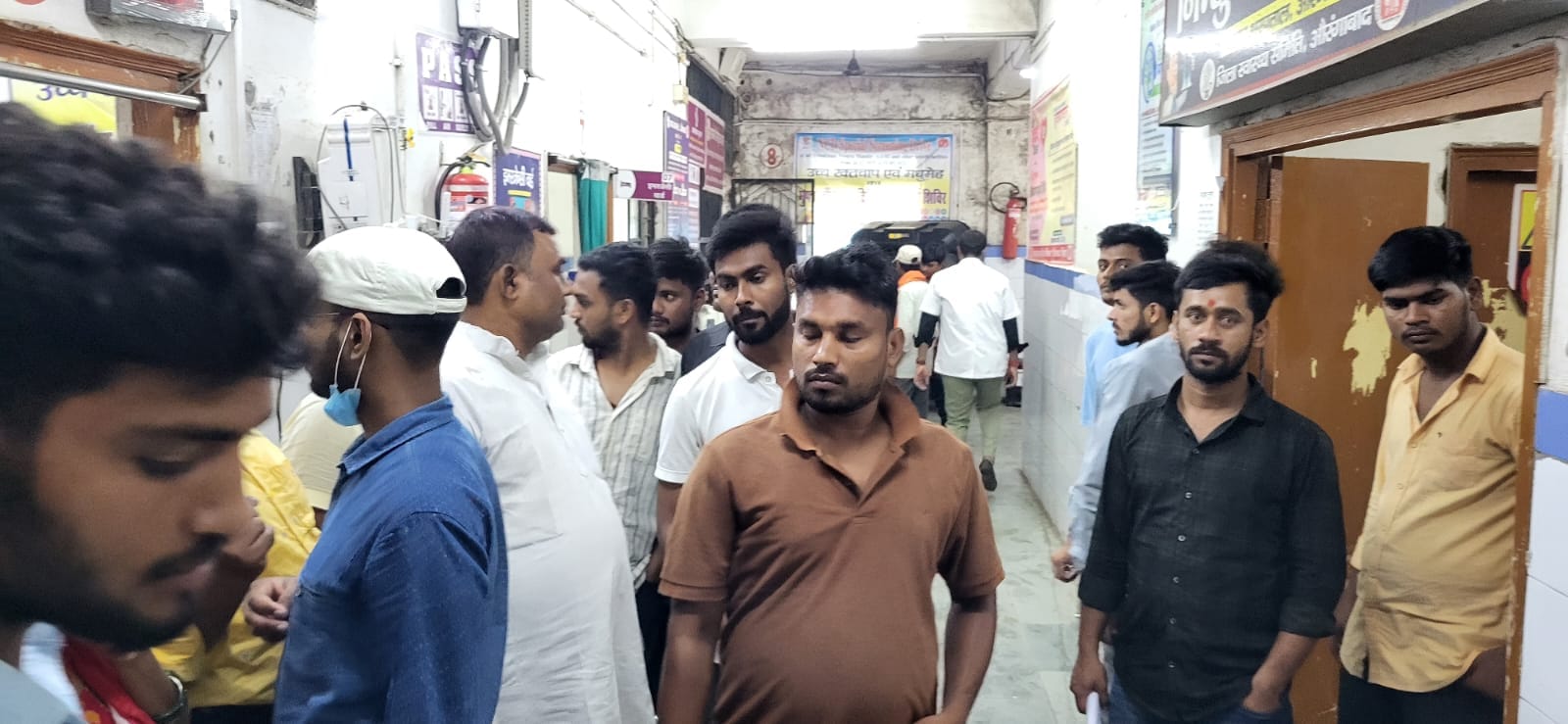 अस्पताल में जुटी भीड़