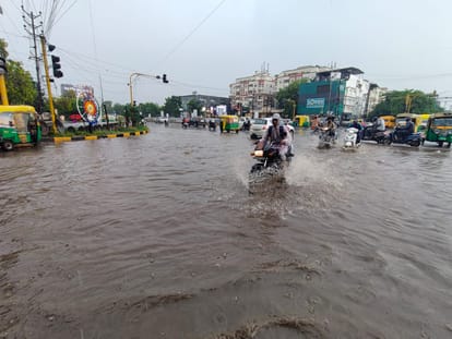 Indore: The angry monsoon is now kind to Indore, roads have become rivers, waterlogging in many areas