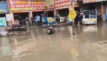 भोपाल में दुकानों के बाहर भरा पानी