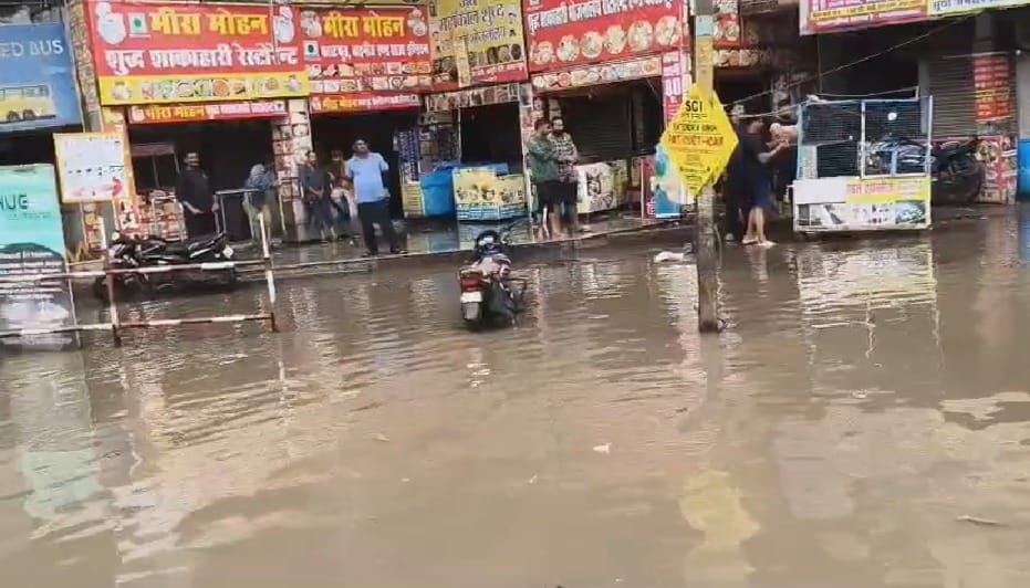 Bhopal: Due to continuous rain in Bhopal, roads are filled with 1.5 feet of water, people are troubled, level