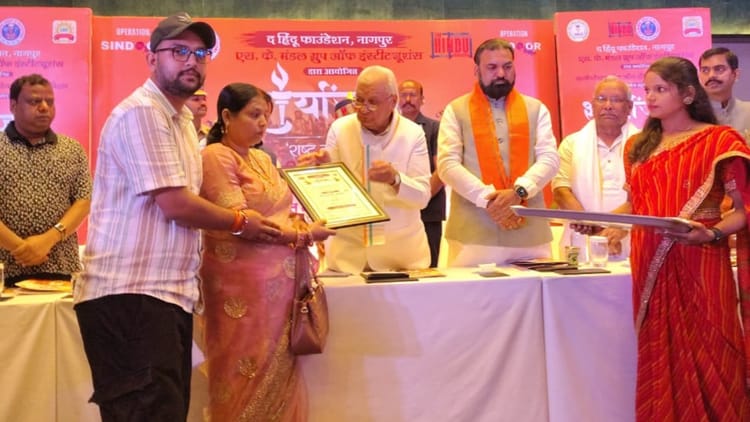 Bihar News : शहीद शिवशंकर गुप्ता के परिवार को राज्यपाल ने किया सम्मानित, कहा-सरकार ने नहीं किया वादा पूरा