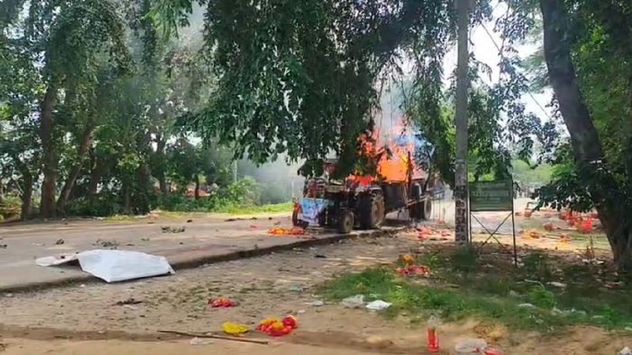 police looked helpless in front of angry kanwariyas after road accident in budaun