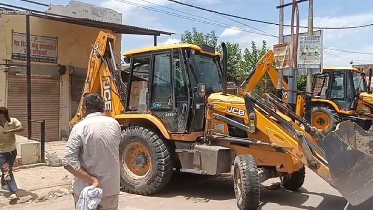 Bulldozer runs on illegal house and shop in Shahjahanpur