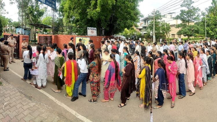 Karnataka: CET परीक्षा देने जा रहे छात्रों का उतरवाया गया जनेऊ और कलावा, BJP ने कांग्रेस को बताया हिंदू विरोधी