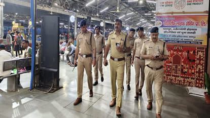 RO-ARO Exam: Crowd of students at Central, platform and stairs made their abode