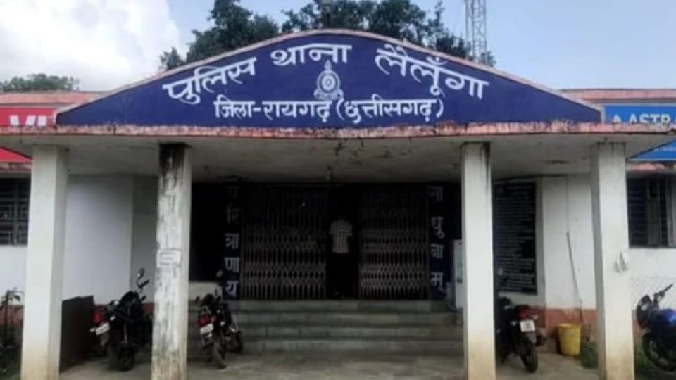 Thieves broke the lock of the warehouse and stole goods worth thousands including fertilizers in Raigarh