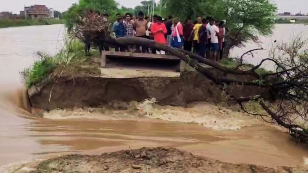 Canal broke in Chandauli Godhna village submerged boats started running farmers farming affected