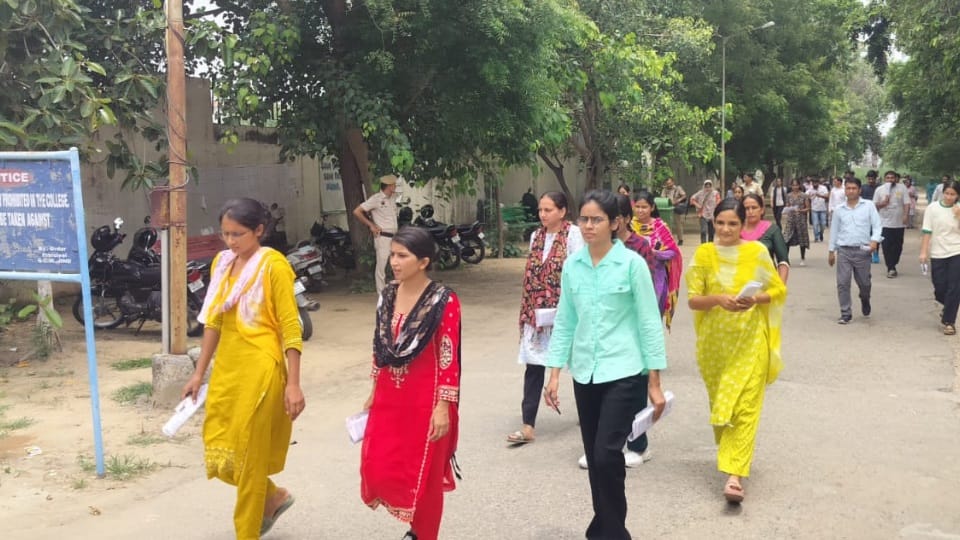 Haryana CET 2025 Live Updates: Buses Started at 3 AM, Crowd at Exam Centers News in Hindi