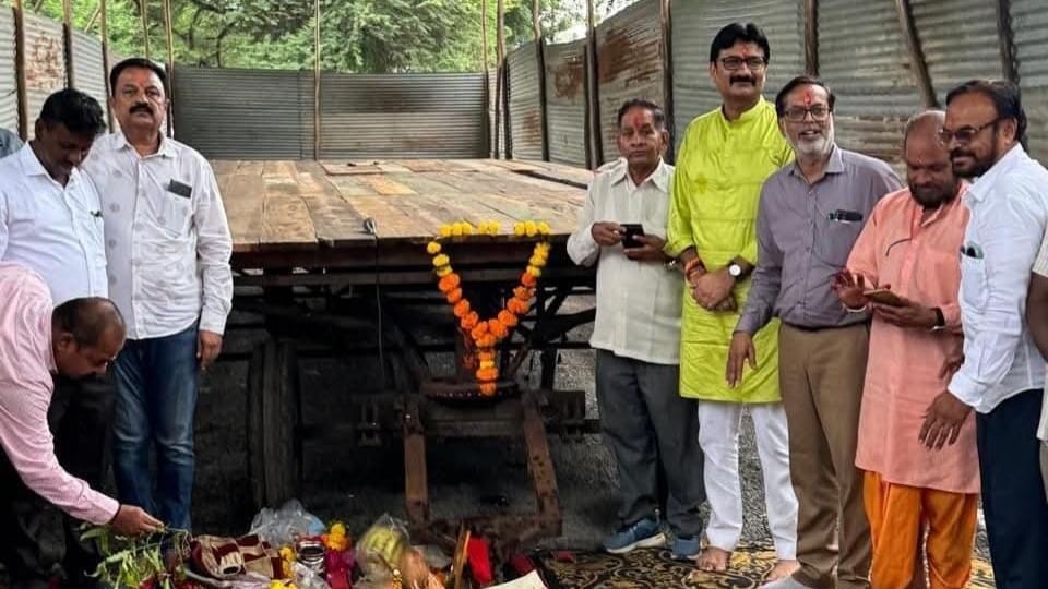 Indore news: Ganesh idol tableaux construction begins in closed mills despite financial challenges