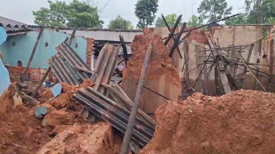 A girl died and four people were injured due to wall collapse in Ramanujganj