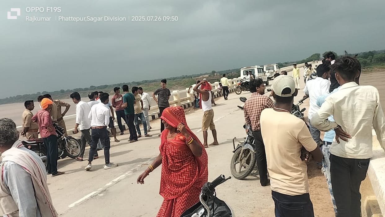 Banda girl jumped into Ken river from Seodha bridge threatened  rickshaw pullers when they tried to stop her