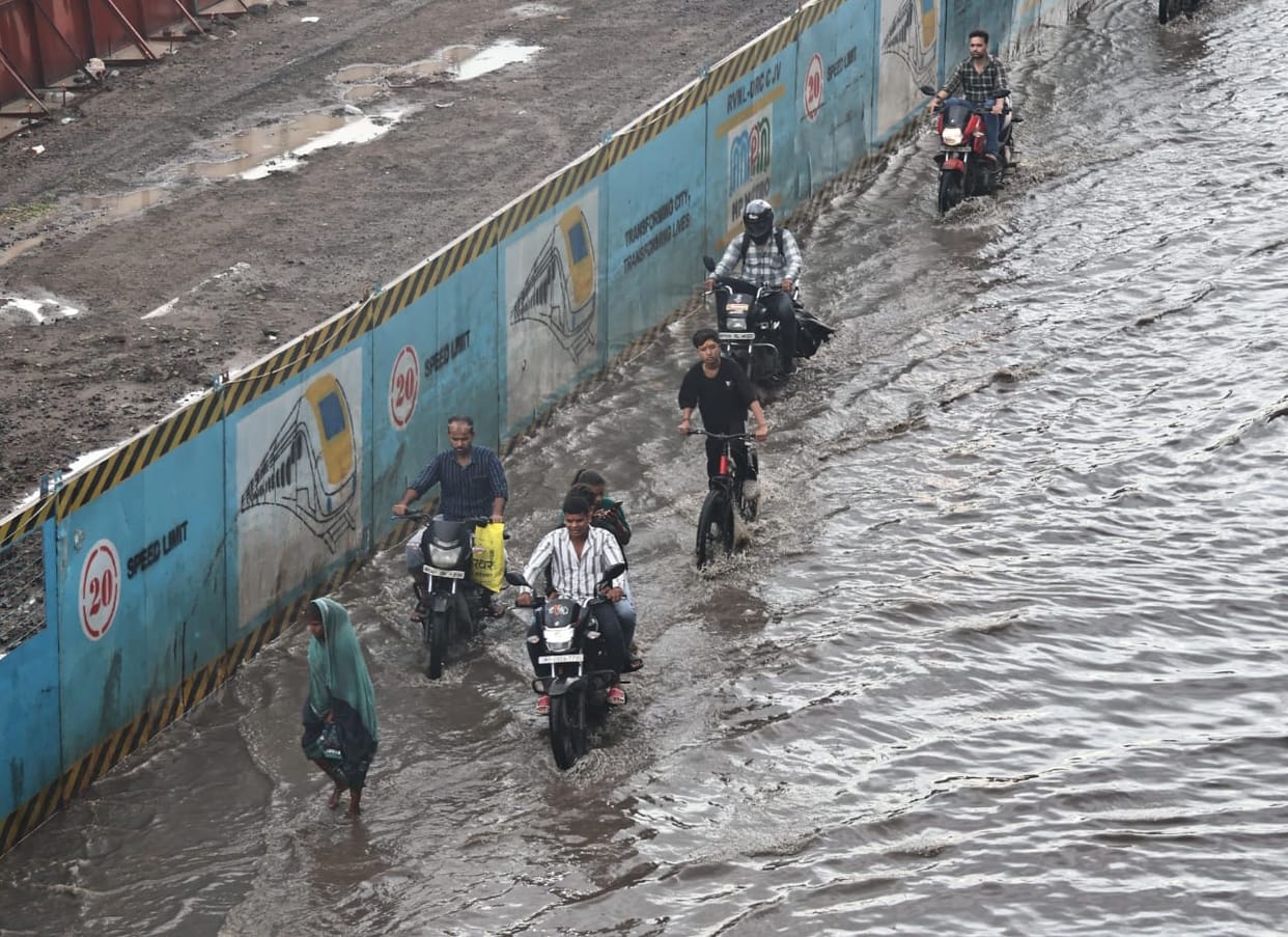 Indore: The angry monsoon is now kind to Indore, roads have become rivers, waterlogging in many areas