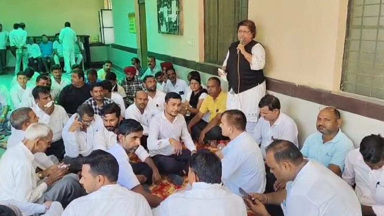 Lawyers sit on dharna in Puwaiyan for the second day demand for removal of SDM and Tehsildar