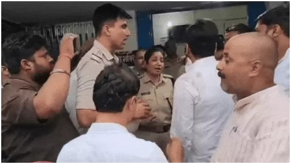 पूर्व भाजपा विधायक केपी त्रिपाठी और महिला सीएसपी रितु में बहस।