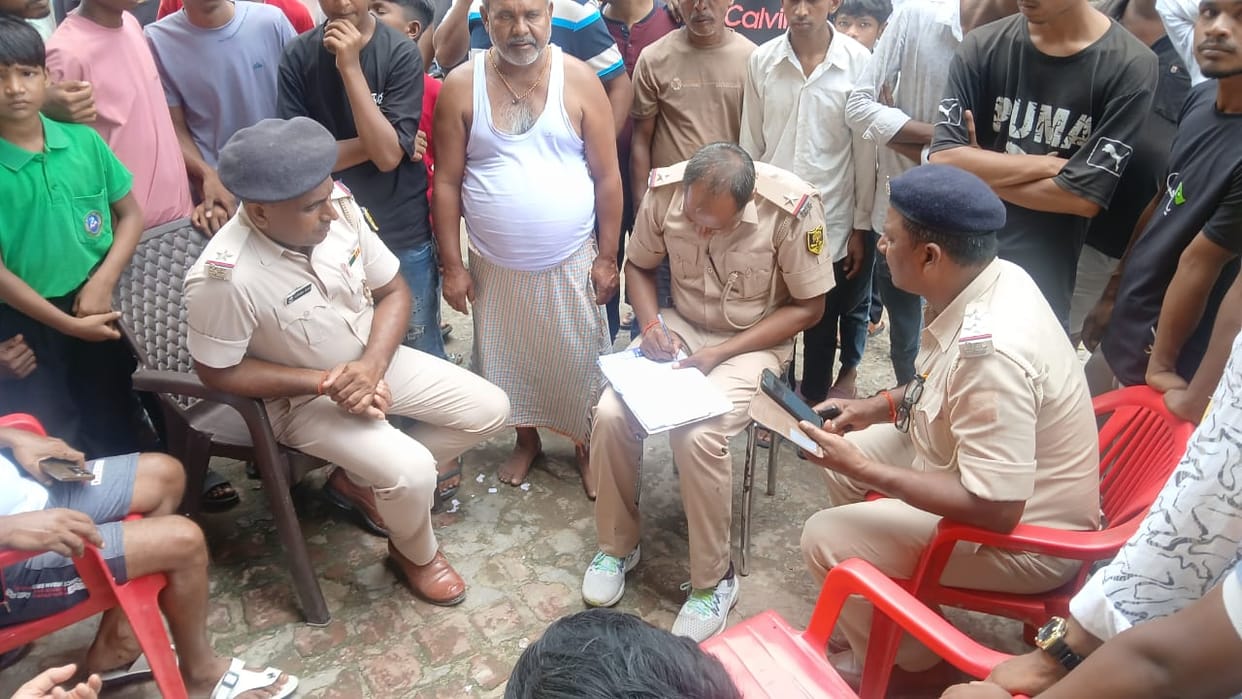 Bihar News: Body of a youth found hanging from a tree near a cemetery, police engaged in investigation