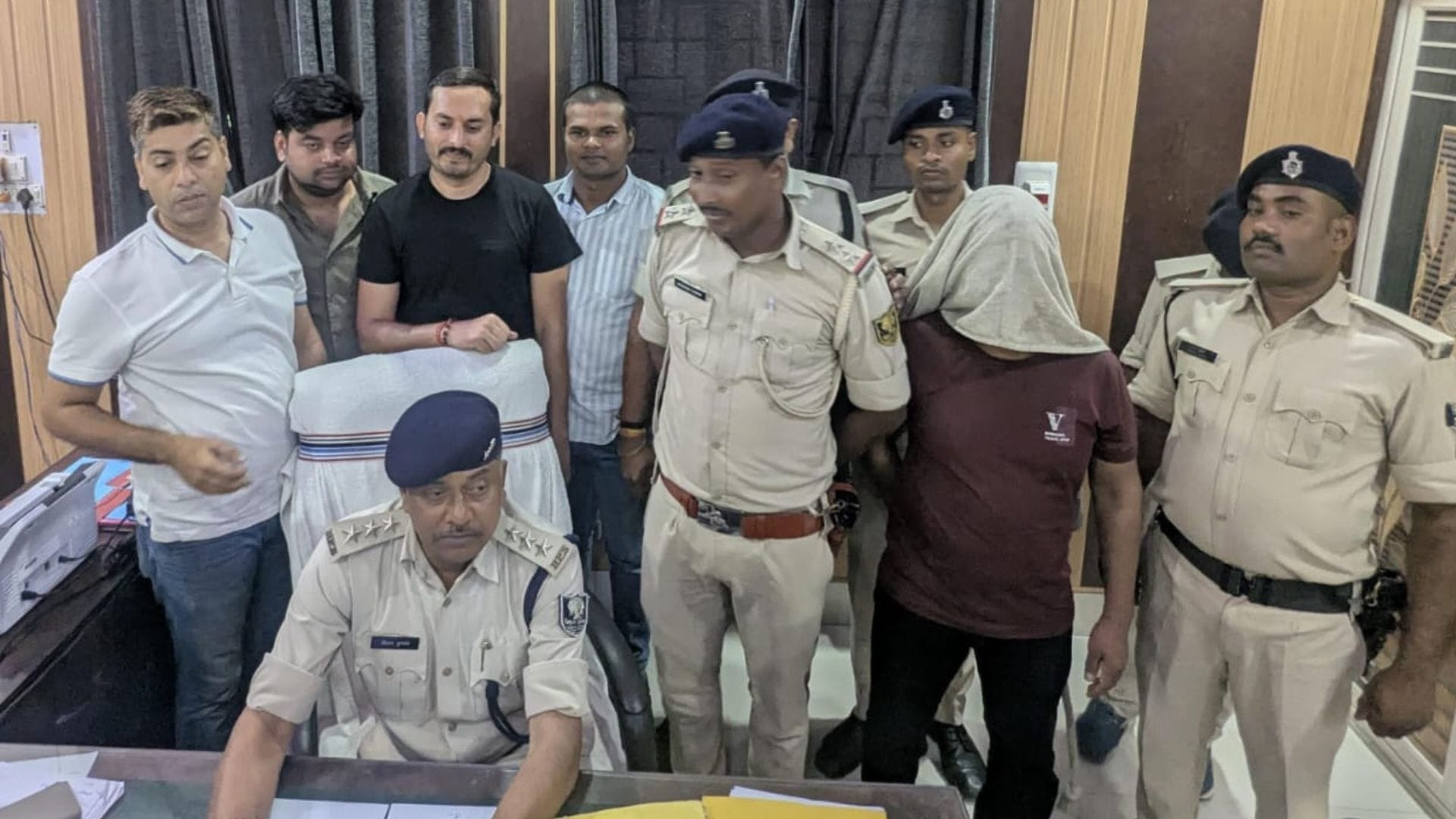 पुलिस की गिरफ्त में आरोपी