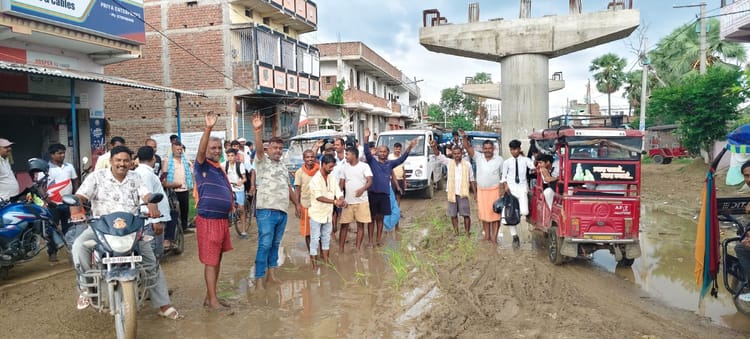 Bihar News: हरनौत बाजार में आरओबी निर्माण में देरी से ग्रामीण नाराज, सड़क पर धान रोपकर जताया विरोध