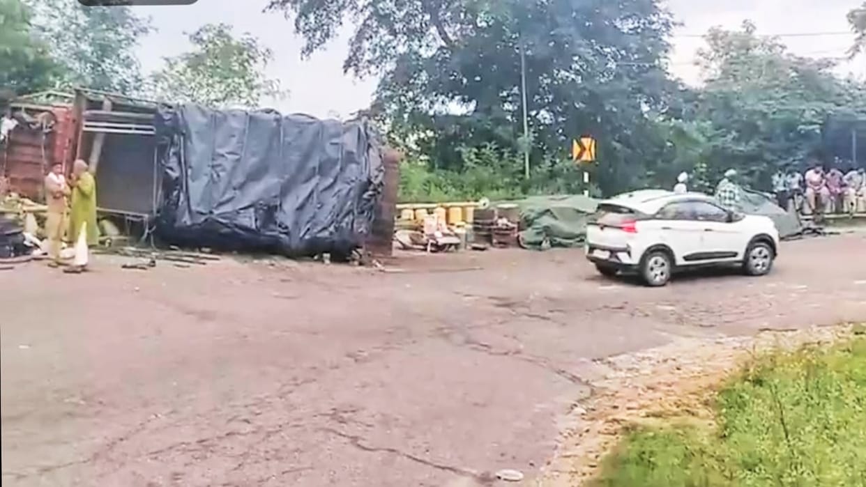 A truck full of devotees overturned at a sharp turn in Dhaliara, two injured