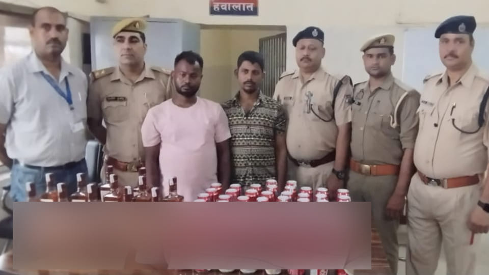 Kanpur: Two smugglers carrying liquor hidden in blue drums arrested