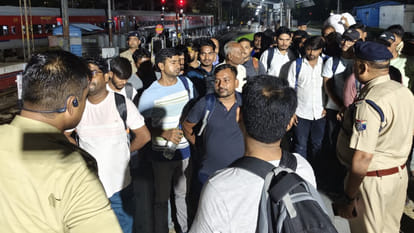 RO-ARO Exam: Crowd of students at Central, platform and stairs made their abode