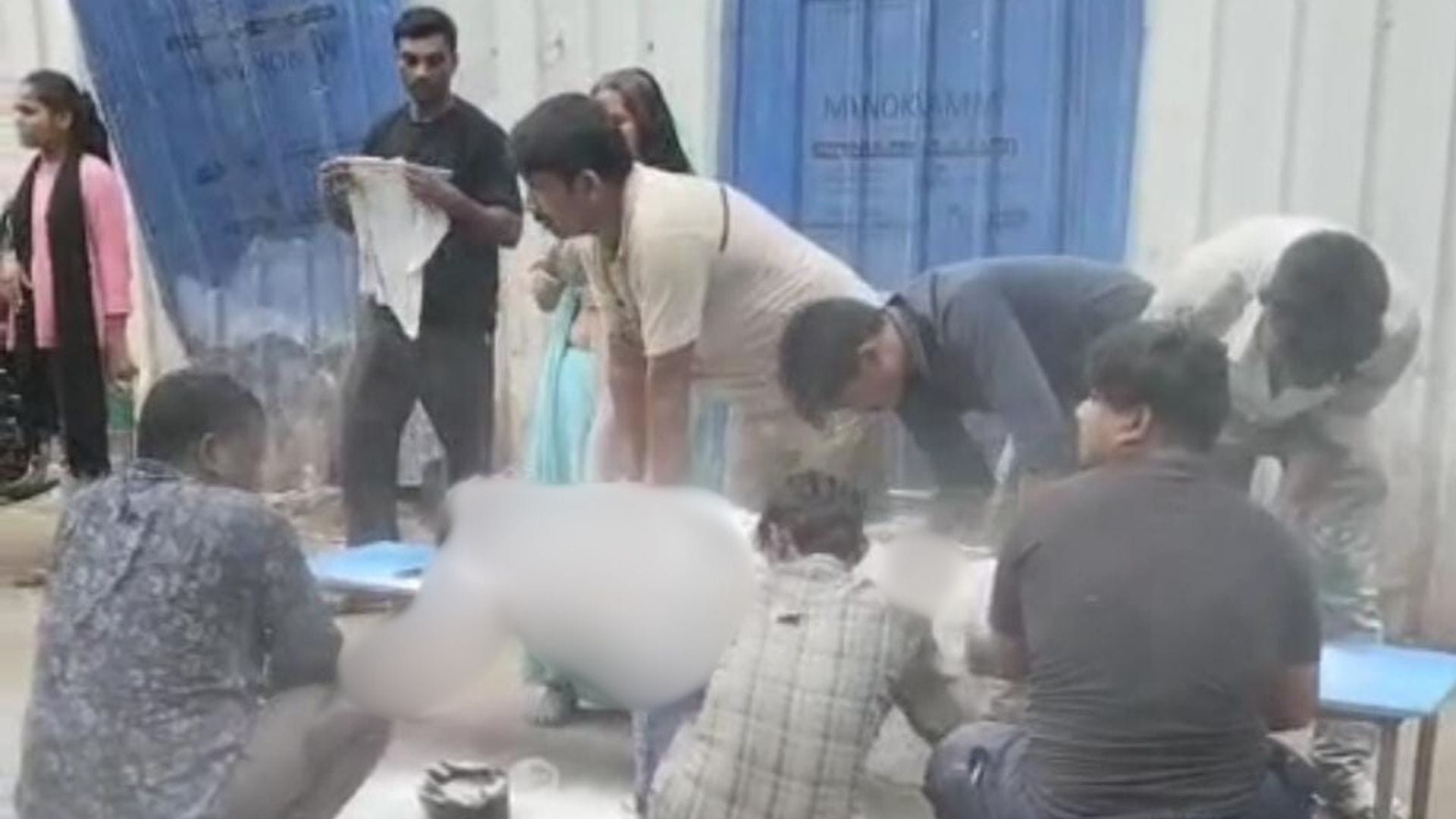 शव पर आटा मलते परिजन