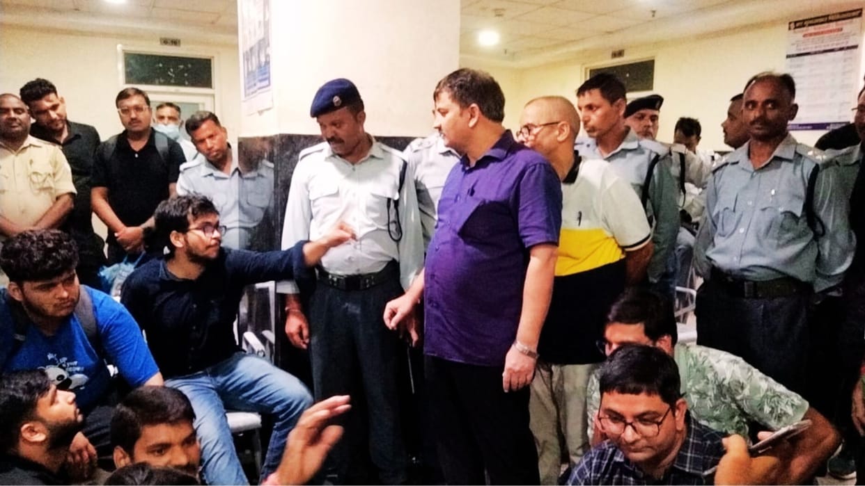 Varanasi news Tension between BHU students and doctors allegation of negligence students sit on strike