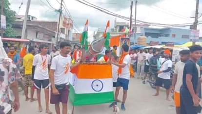 कांवड़ यात्रा में तिरंगा और ब्रह्मोस मिसाइल का प्रतिरूप