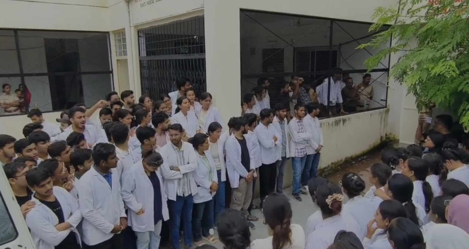 विरोध प्रदर्शन करते छात्र