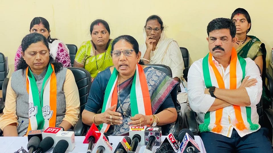 विधायक सावित्री मंडावी व अन्य