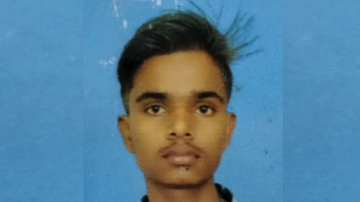 Barabanki: A tenth class student's health deteriorated while returning home and he died.