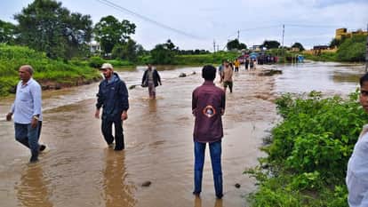 Weather: Heavy rain in Ratlam disrupts life, vehicle washed away in culvert; elderly woman missing