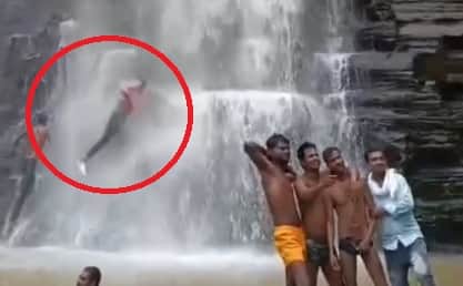 Major accident at Dhaskud waterfall young man fell from 40 feet height four bones broke in Bhatapara