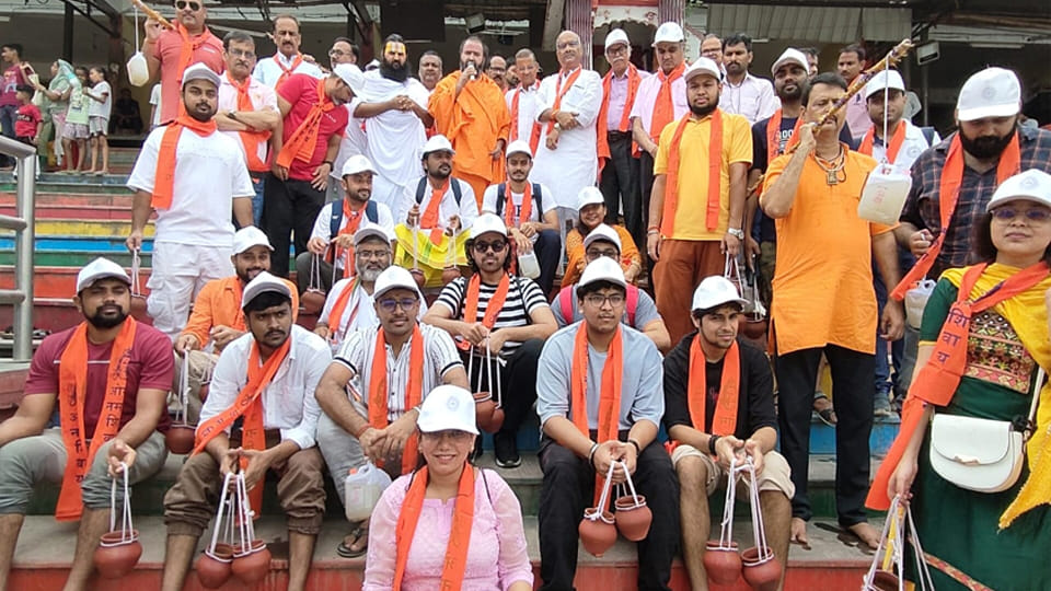 Kanpur: IIT students and professors came out with Kaanvad and performed Jalabhishek