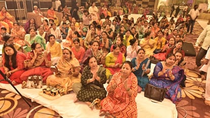 Jhoolnotsav Lord Shyam swings in Mahadev lap devotees are delighted seeing tableau in varanasi
