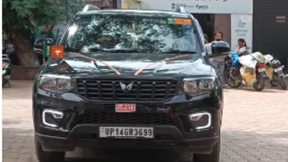 Saharanpur: Steno caught taking bribe gets VIP treatment, comes in BJP flagged car for medical treatment