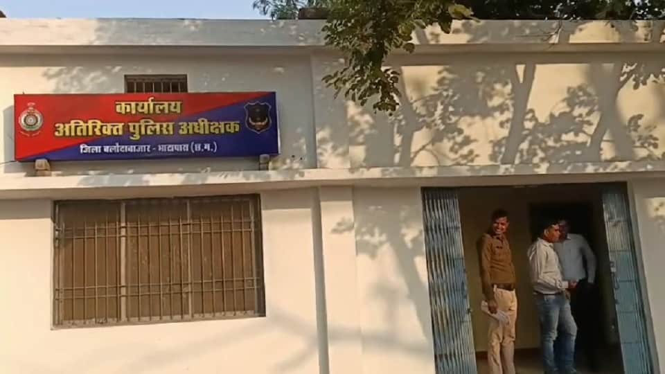 Thieves absconded with the truck in Bhatapara