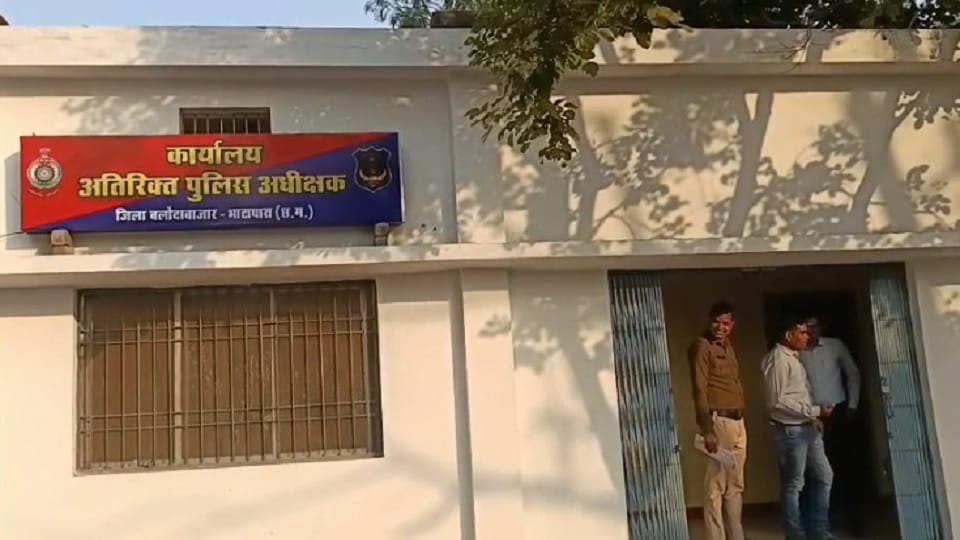 Thieves absconded with the truck in Bhatapara